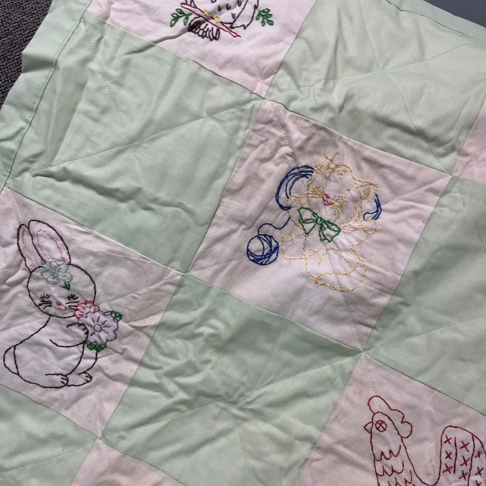 Vtg Handmade Embroidered Animal Baby Quilt Green White Checkerboard 36x48‎